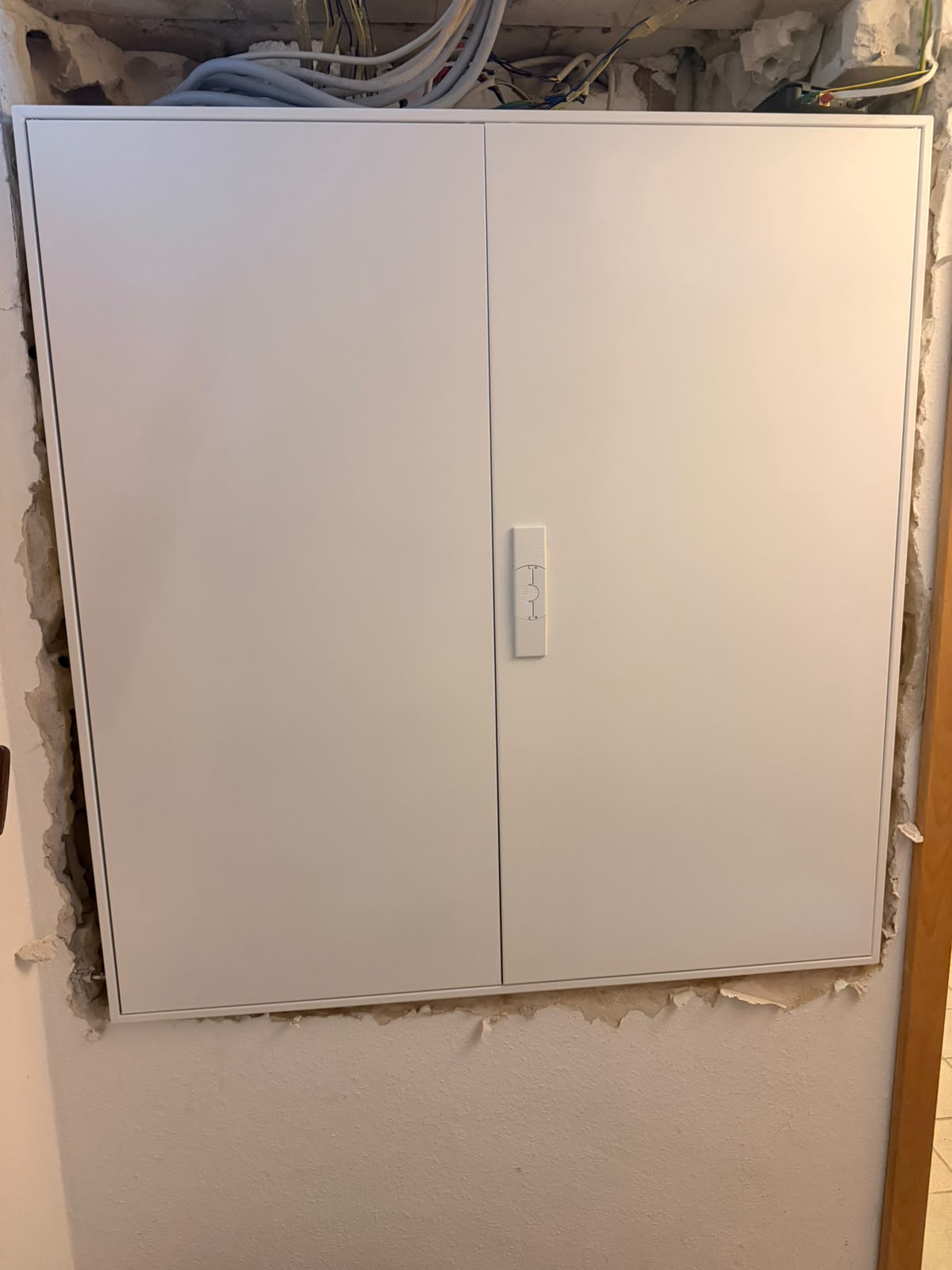 Verteilerschrank geschlossen, Kabelkanal sauber angeschlossen