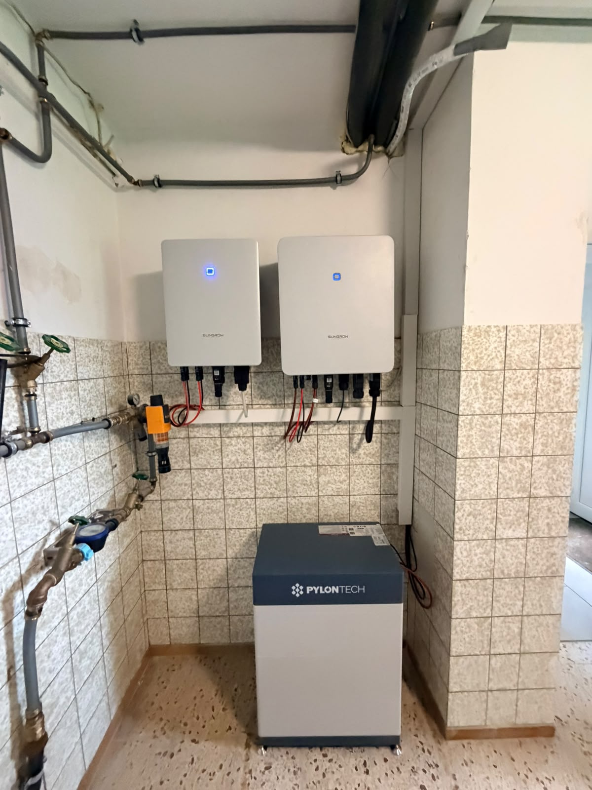 Wechselrichter und Batteriespeicher gesetzt, DC-Leitungen verlegt