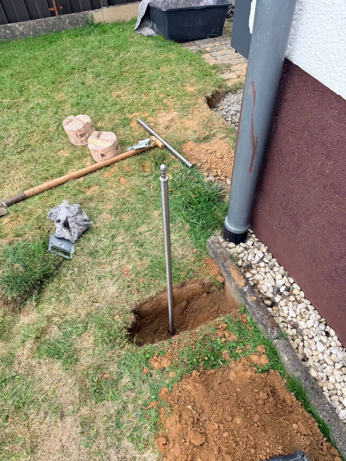 Tiefenerder gesetzt, Anschlussfahne zum Haus vorbereitet