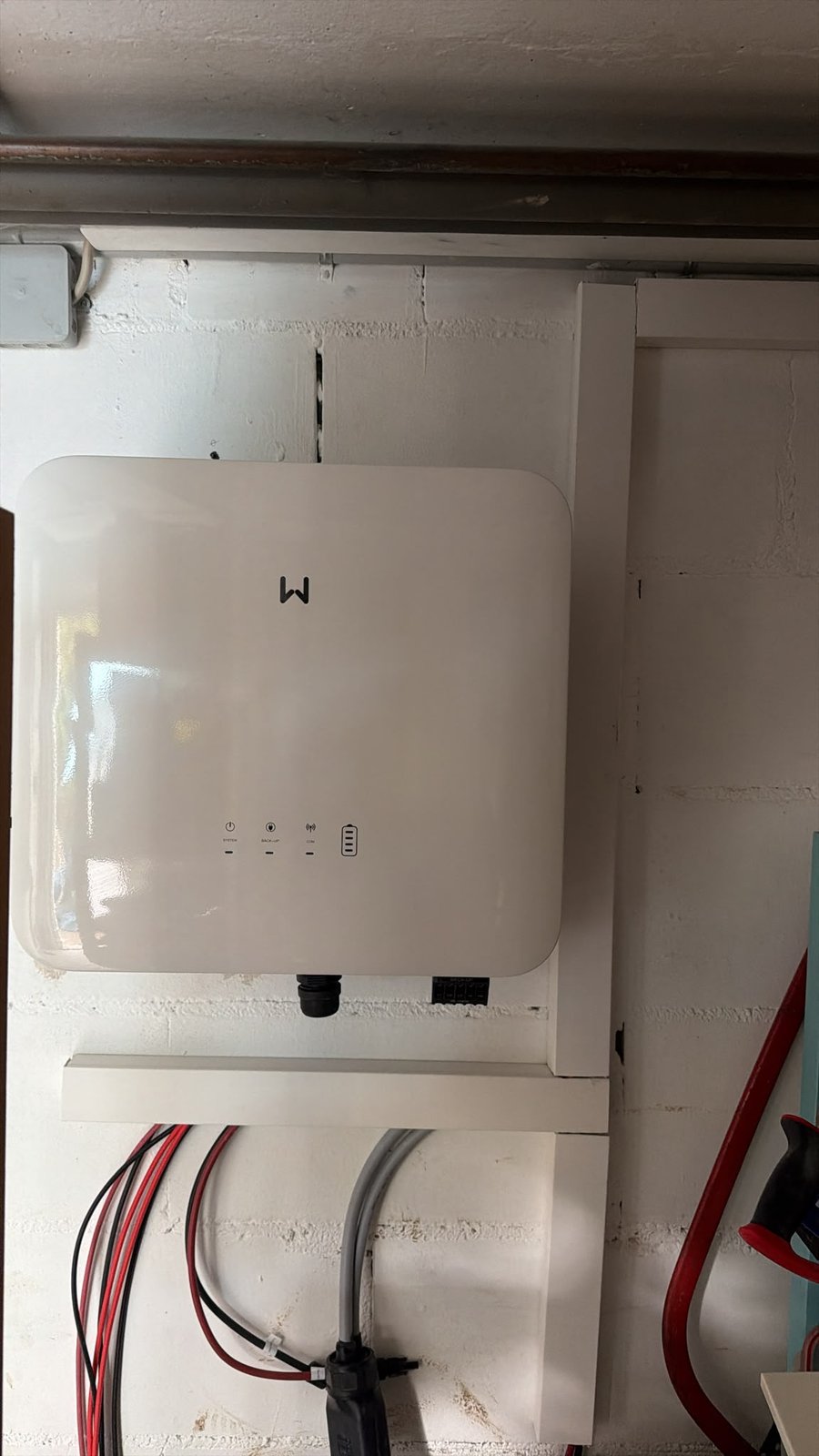 Hybrid-Wechselrichter montiert, DC- und Backup-Leitungen angeschlossen