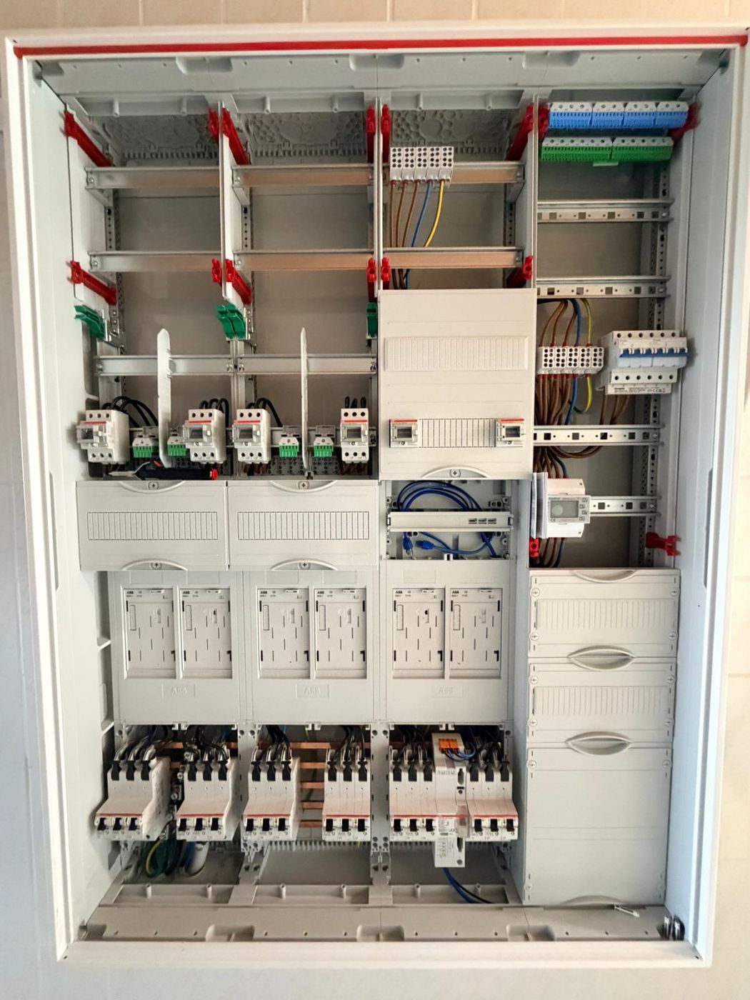 Z&auml;hlerschrank mit sechs eHZ-Z&auml;hlerpl&auml;tzen und APZ-Feld